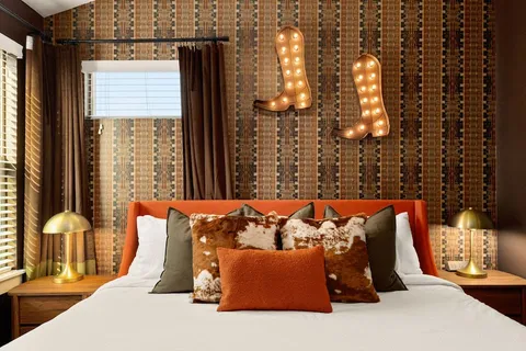 Bedroom 1 — King